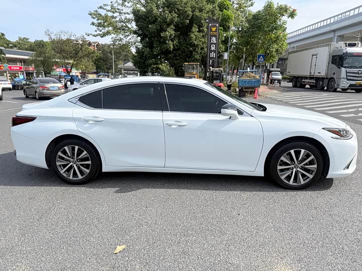 Фото 4 - Lexus ES