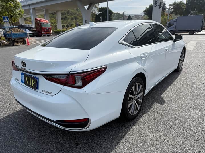 Фото 5 - Lexus ES