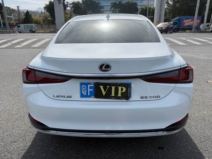 Фото 6 - Lexus ES