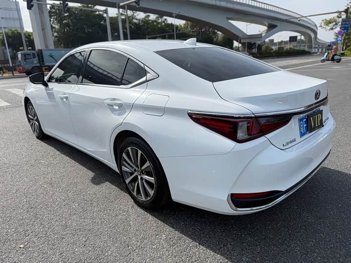 Фото 7 - Lexus ES