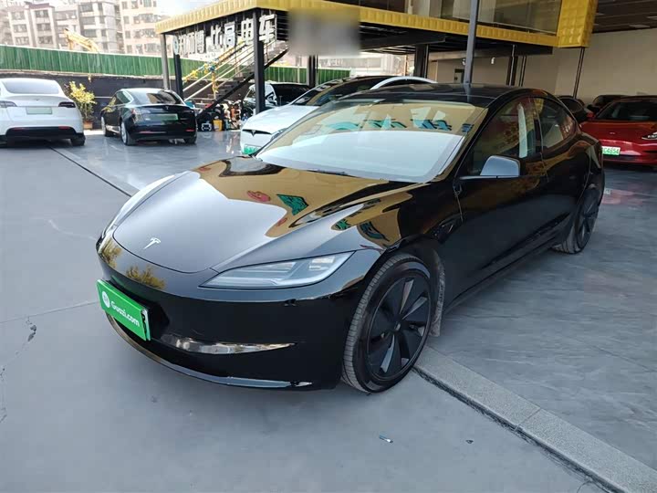 Фото 1 - Tesla Model 3