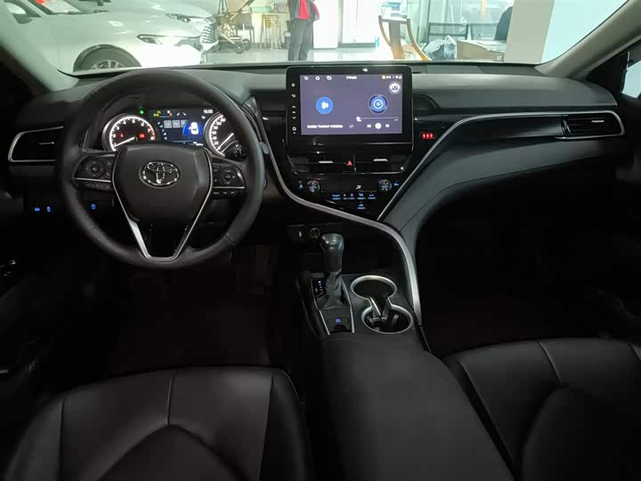 Фото 10 - Toyota Camry