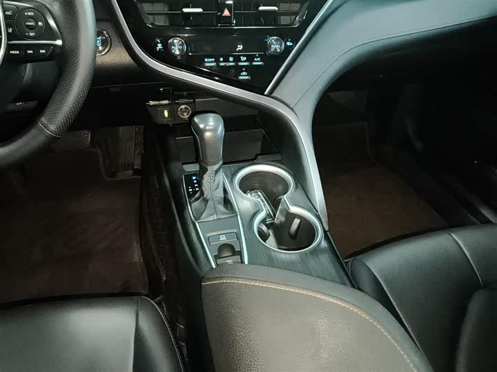 Фото 14 - Toyota Camry