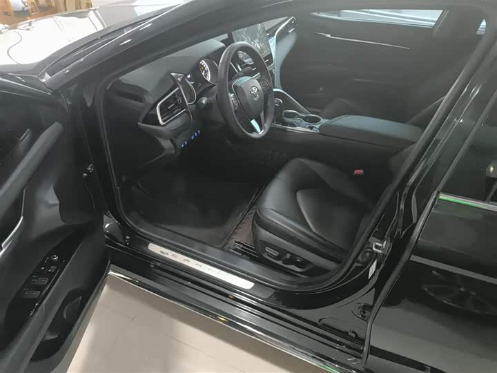 Фото 16 - Toyota Camry