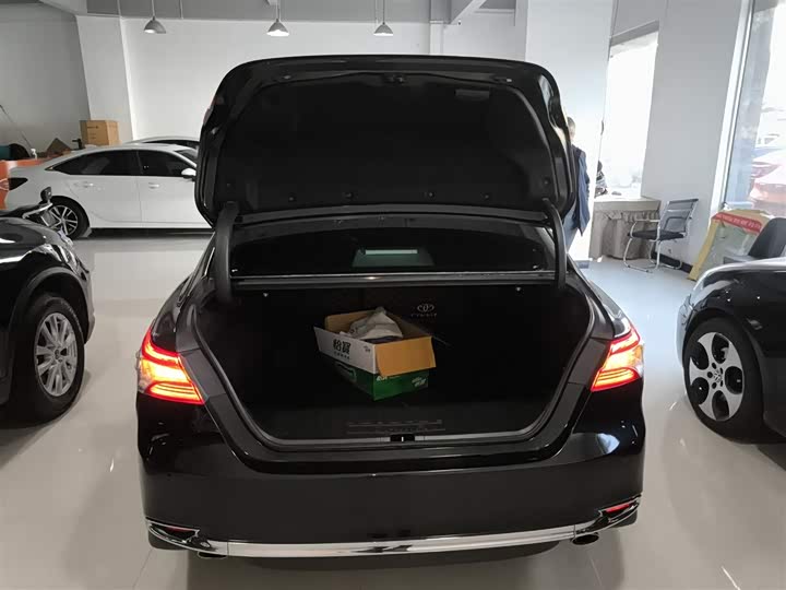 Фото 19 - Toyota Camry