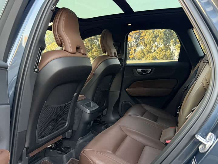 Фото 10 - Volvo XC60