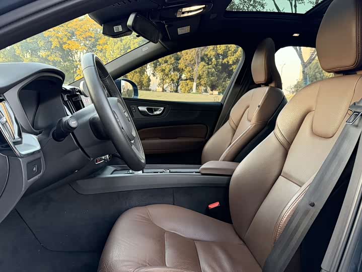 Фото 8 - Volvo XC60