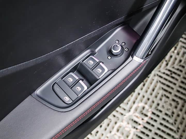 Фото 6 - Audi Q2L