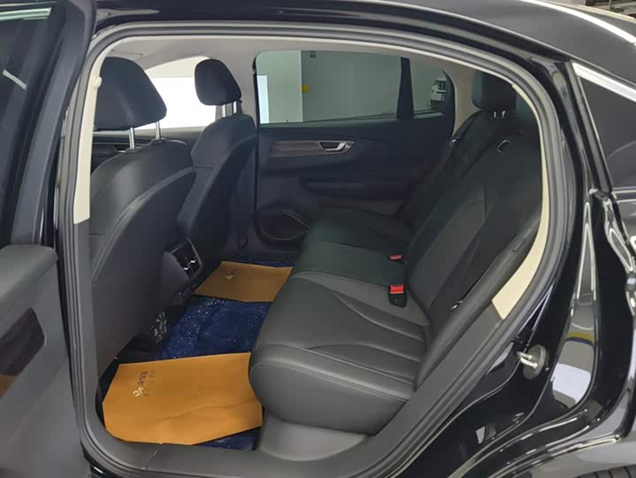 Фото 11 - Hongqi E-QM5