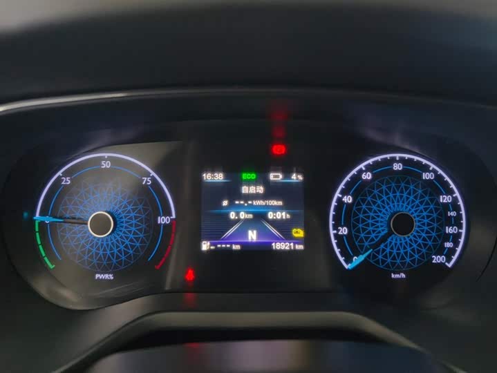 Фото 14 - Hongqi E-QM5