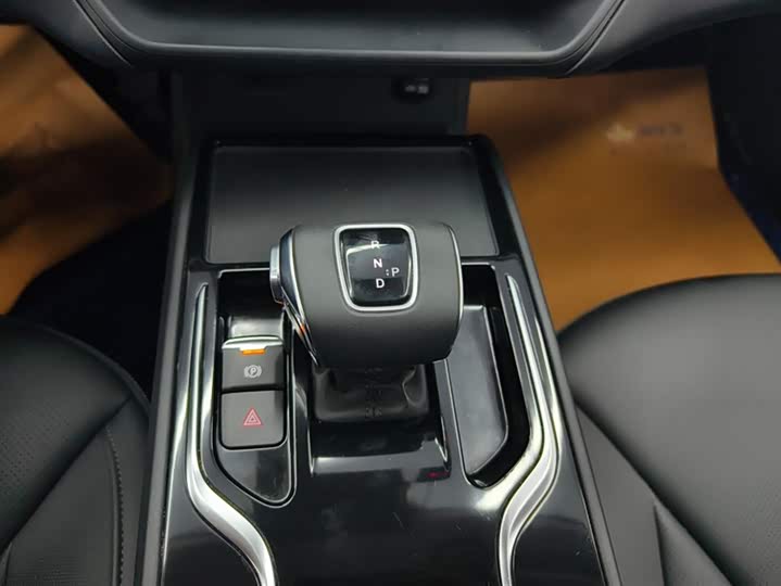 Фото 16 - Hongqi E-QM5