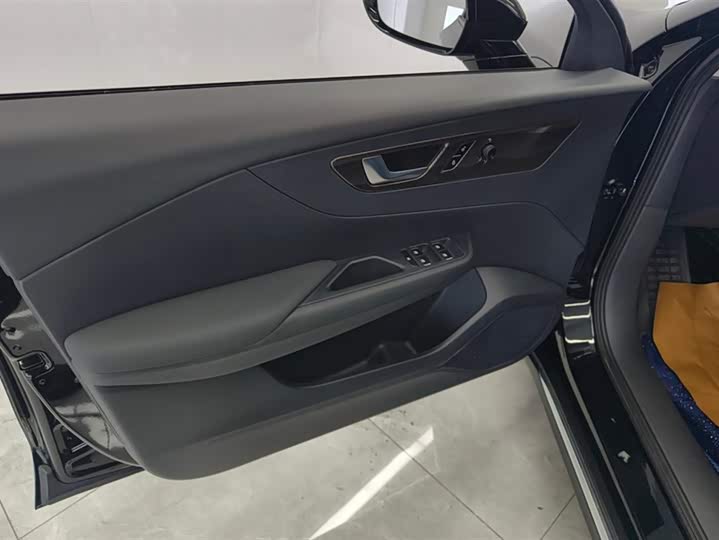 Фото 7 - Hongqi E-QM5