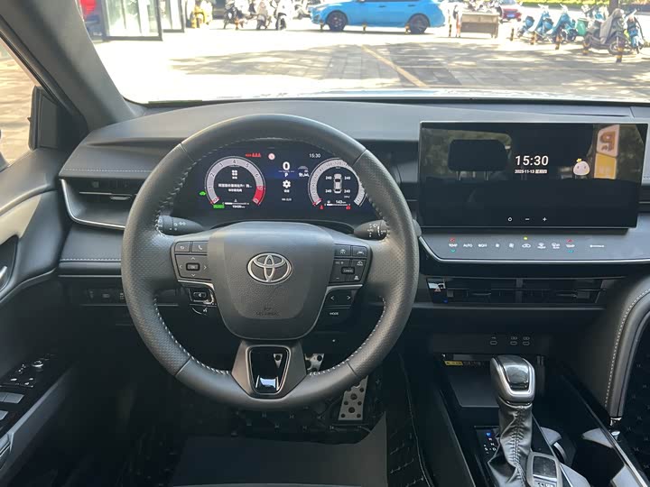 Фото 10 - Toyota Camry