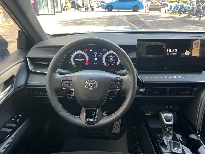 Фото 12 - Toyota Camry