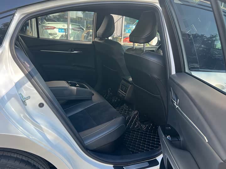 Фото 15 - Toyota Camry