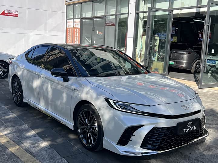 Фото 2 - Toyota Camry