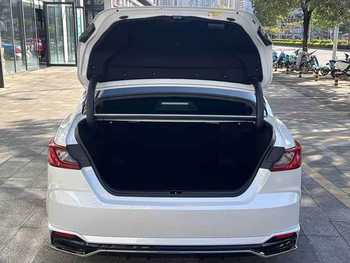 Фото 20 - Toyota Camry