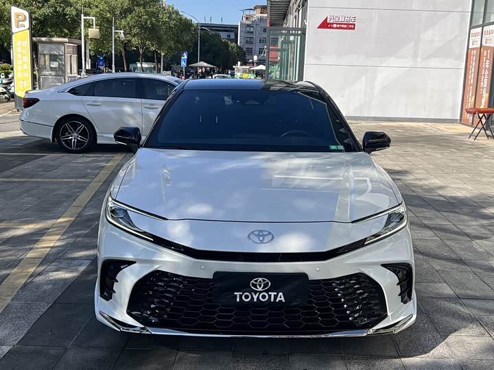 Фото 3 - Toyota Camry