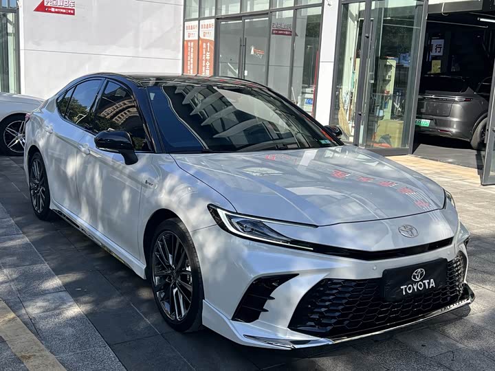 Фото 4 - Toyota Camry