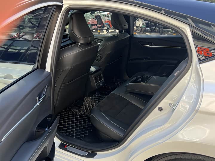 Фото 9 - Toyota Camry