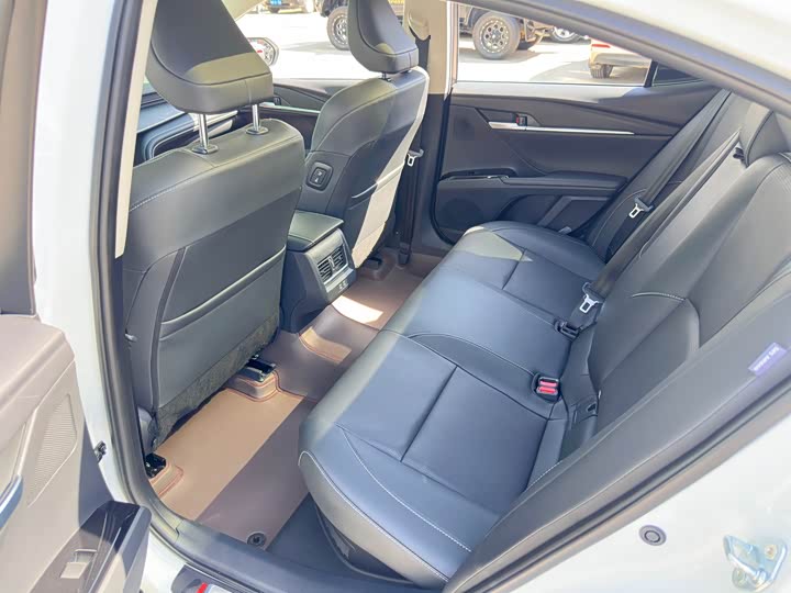 Фото 10 - Toyota Camry