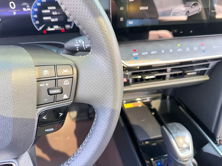 Фото 14 - Toyota Camry