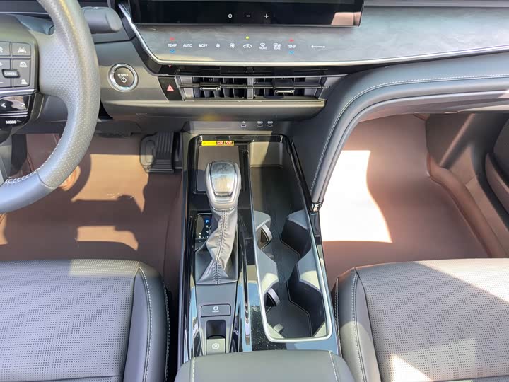 Фото 15 - Toyota Camry