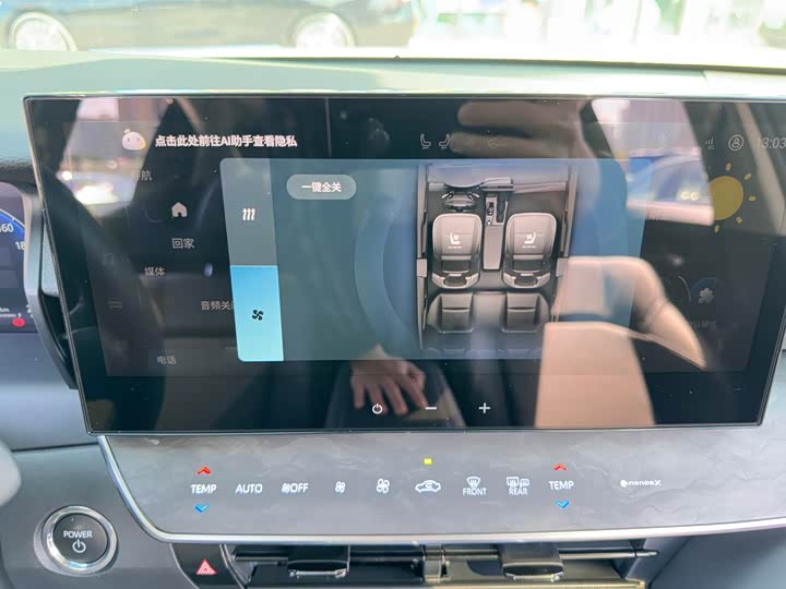 Фото 18 - Toyota Camry