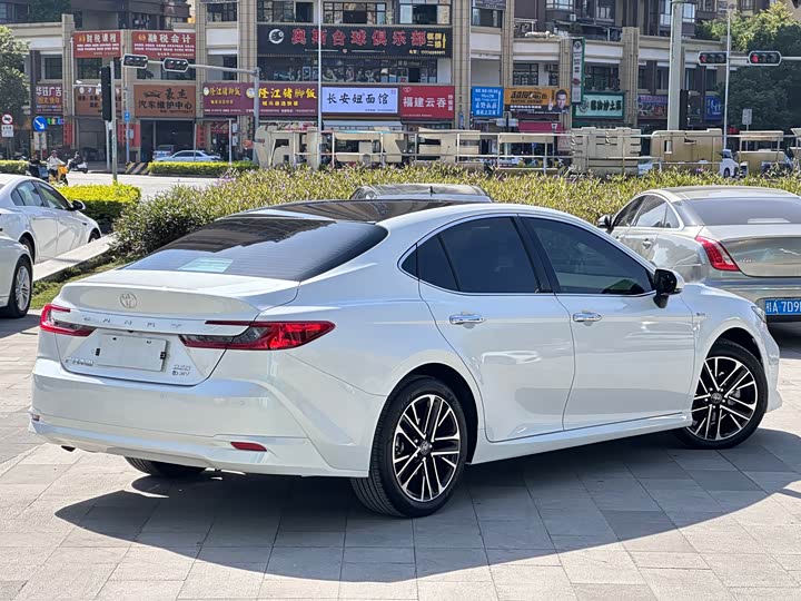 Фото 5 - Toyota Camry