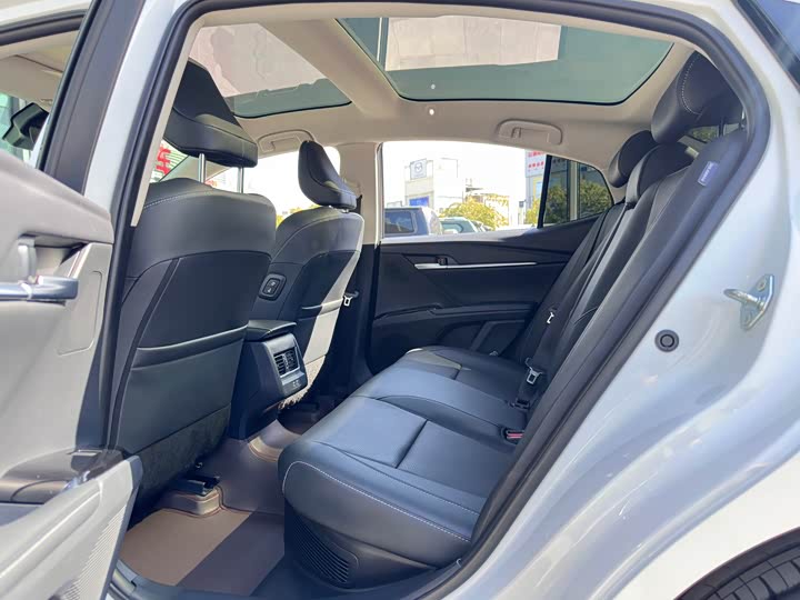 Фото 8 - Toyota Camry