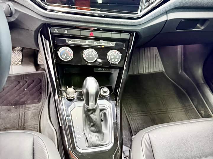 Фото 13 - Volkswagen T-Roc