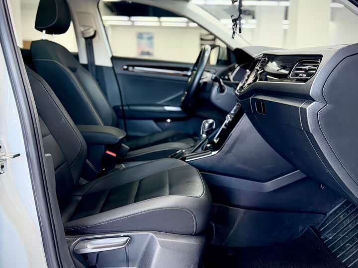 Фото 22 - Volkswagen T-Roc