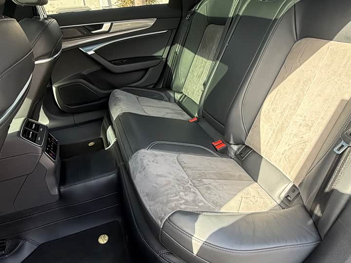 Фото 10 - Audi A6L