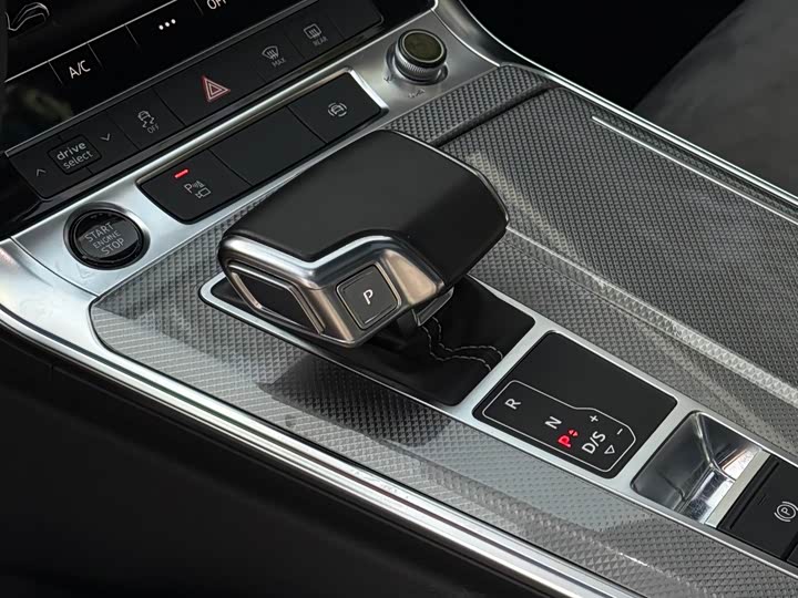 Фото 15 - Audi A6L