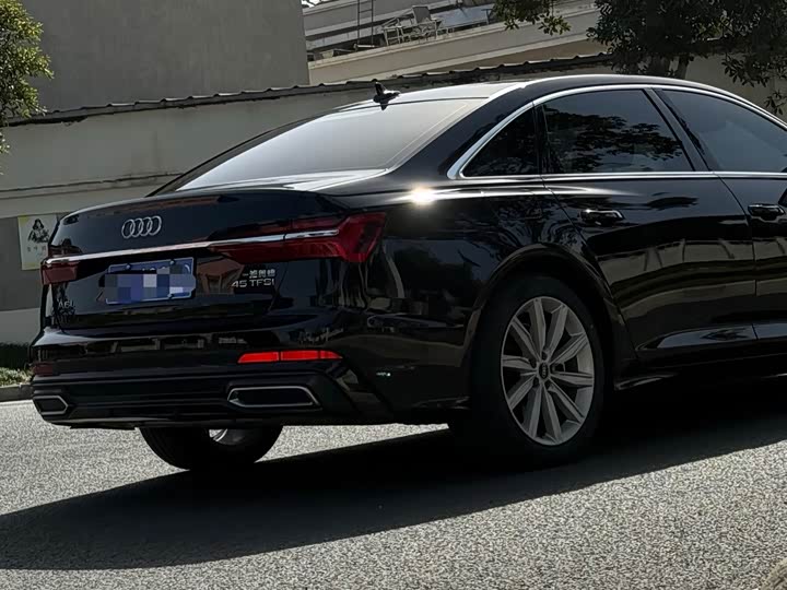 Фото 6 - Audi A6L