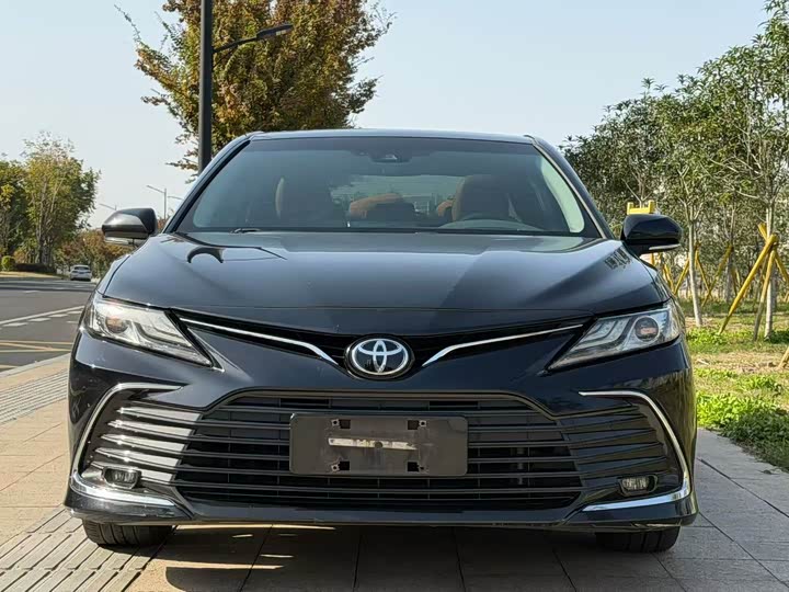 Фото 2 - Toyota Camry
