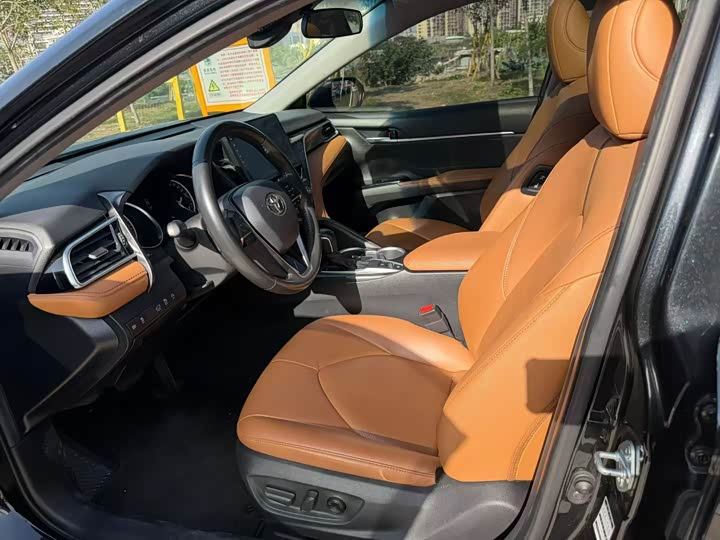 Фото 4 - Toyota Camry