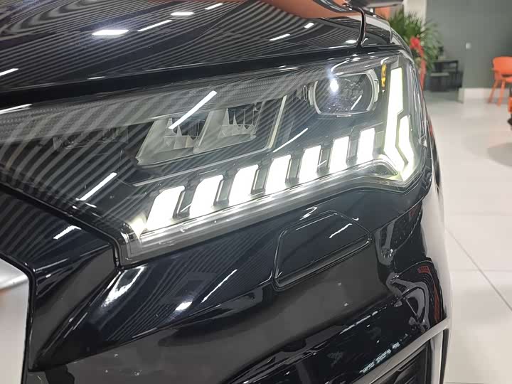 Фото 16 - Audi Q7