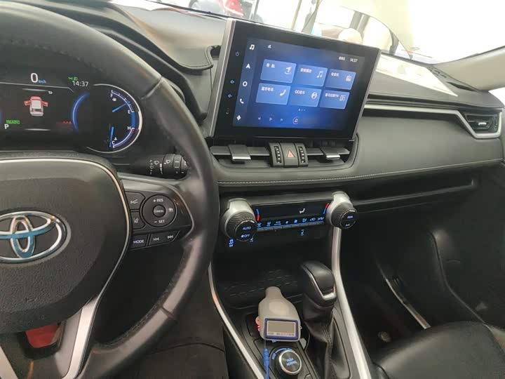 Фото 10 - Toyota RAV4