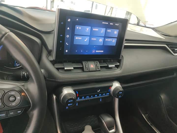 Фото 13 - Toyota RAV4