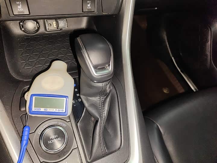 Фото 14 - Toyota RAV4