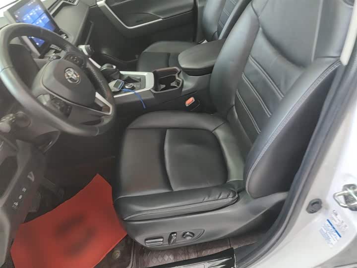 Фото 15 - Toyota RAV4