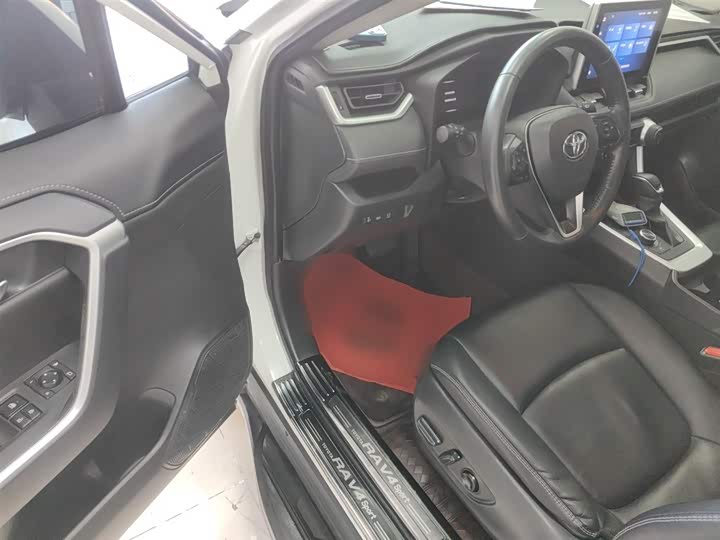 Фото 16 - Toyota RAV4