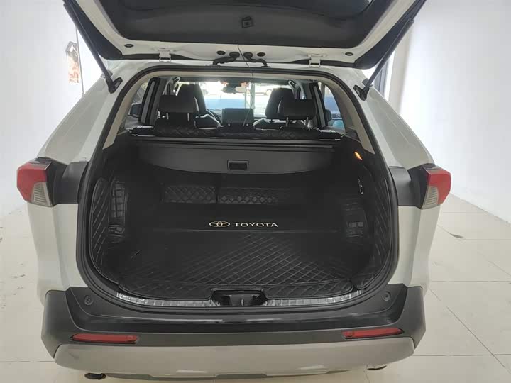 Фото 19 - Toyota RAV4