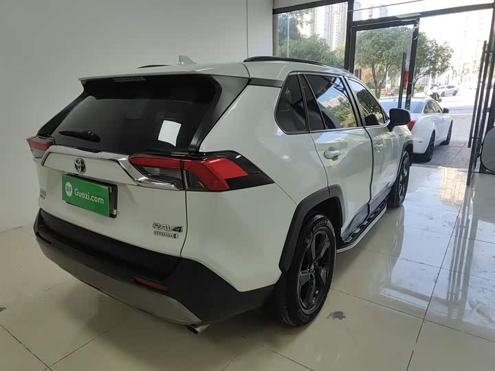 Фото 7 - Toyota RAV4