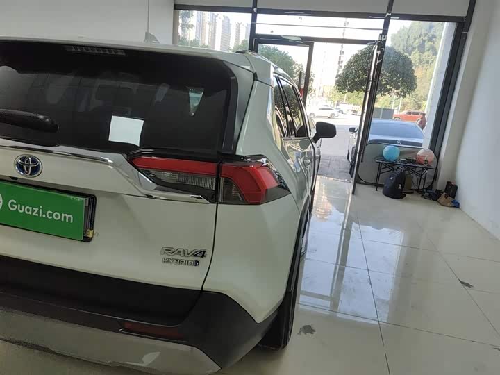 Фото 8 - Toyota RAV4