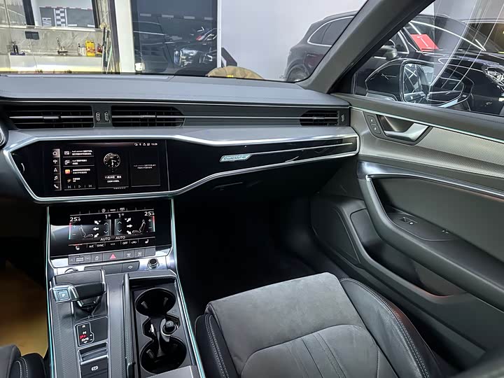 Фото 18 - Audi A6L
