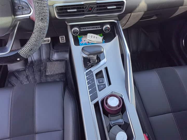 Фото 14 - Geely Coolray