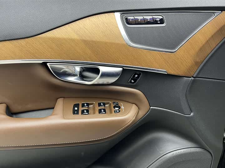 Фото 9 - Volvo XC90