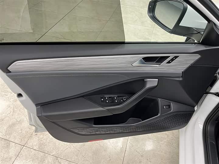 Фото 10 - Volkswagen Sagitar L